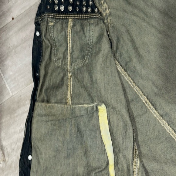 Stylish Distressed Denim Vest with Camouflage and Spiked Stud Details - Picture 4 of 6